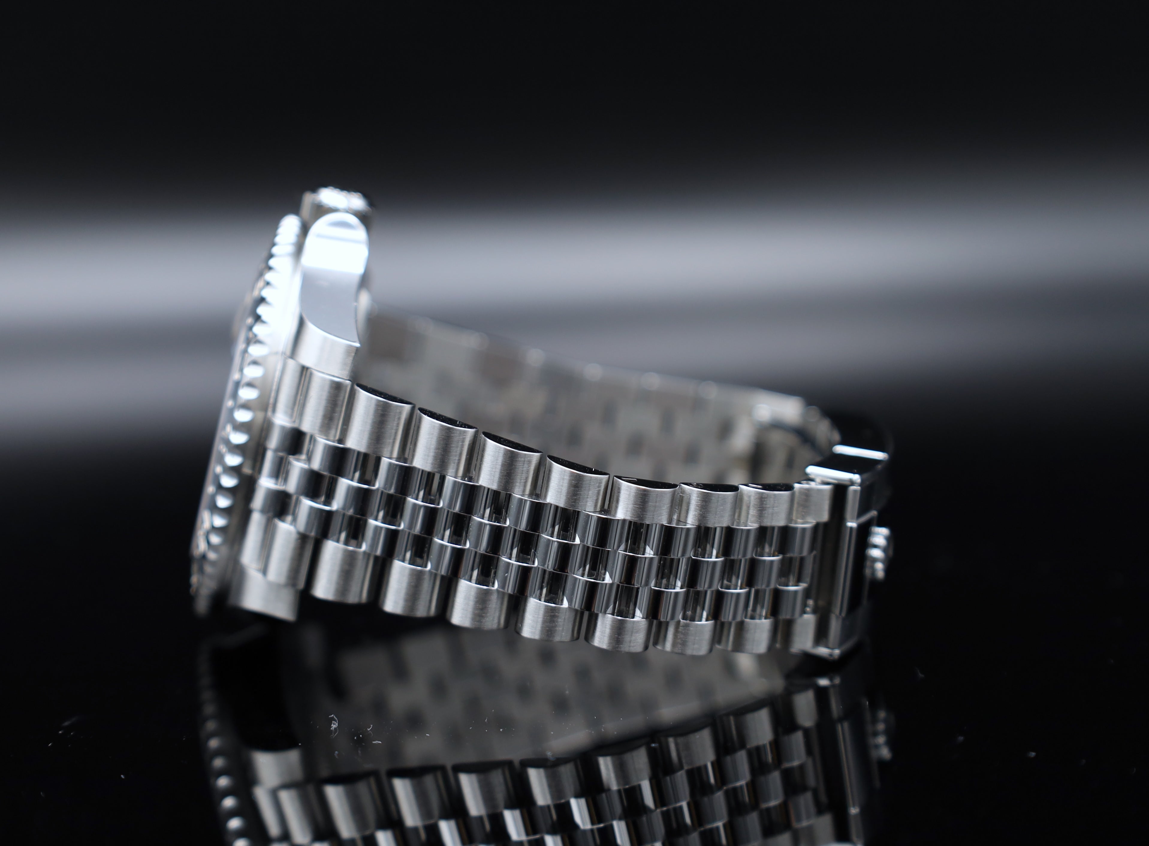 Rolex GMT Master II Bruce Wayne 11/2025 - Jubilee - 126710GRNR