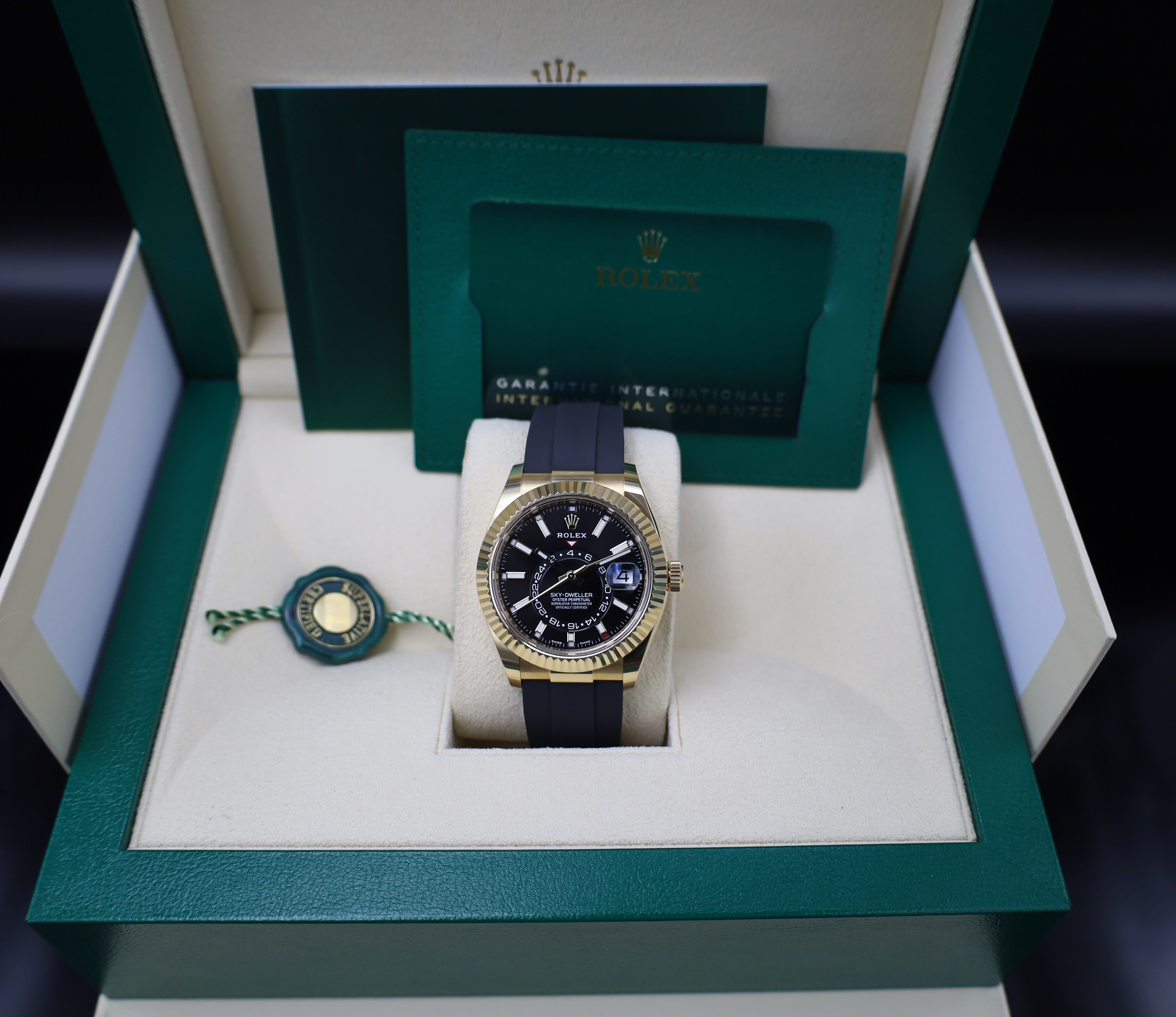 Rolex Sky-Dweller Oysterflex Gelbgold schwarzes Blatt - 12/2022 - 326238 - Fullset