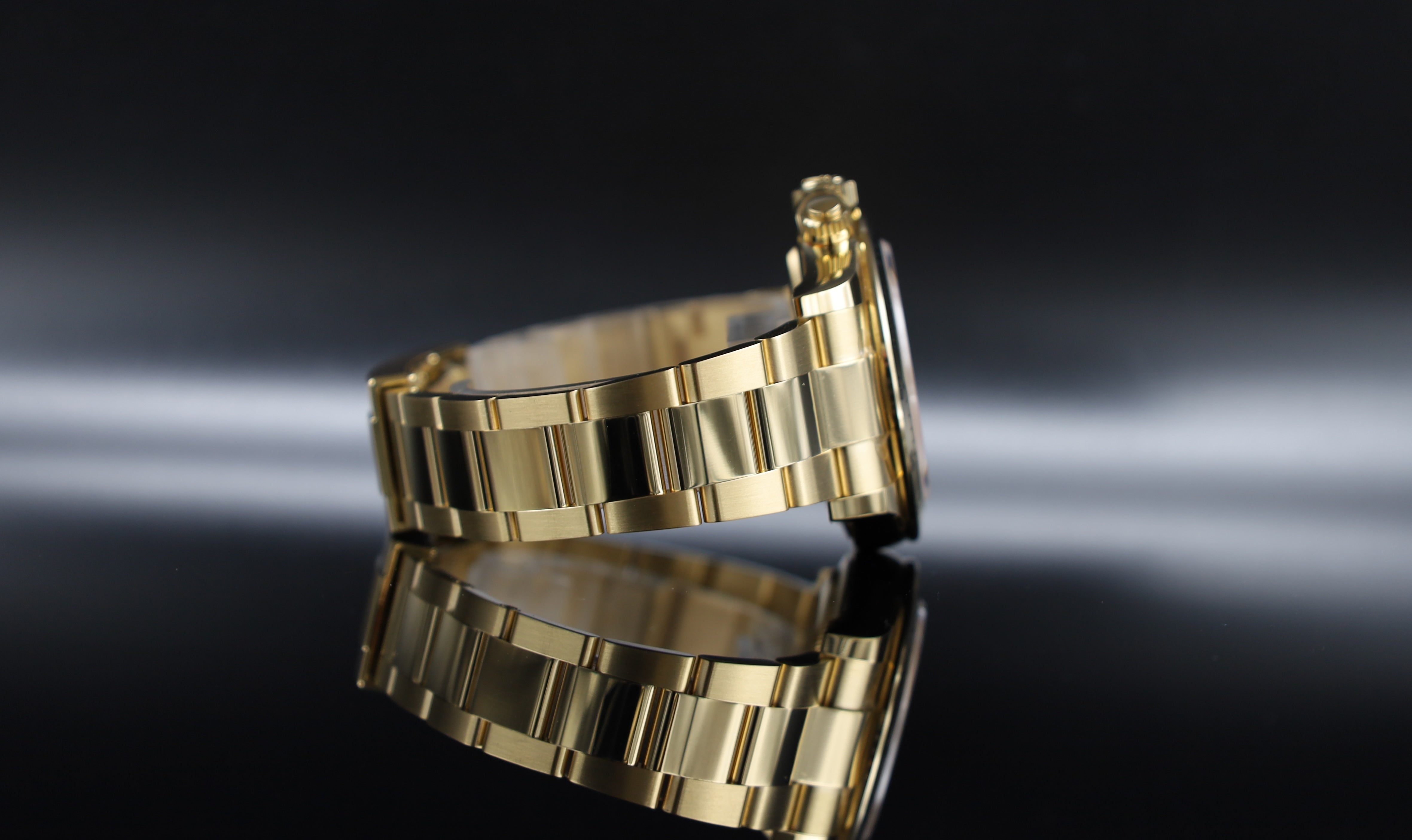 Rolex Daytona Schwarzes Blatt - Gelbgold - Neu und Teilverklebt - 126508 - 2023 - Fullset