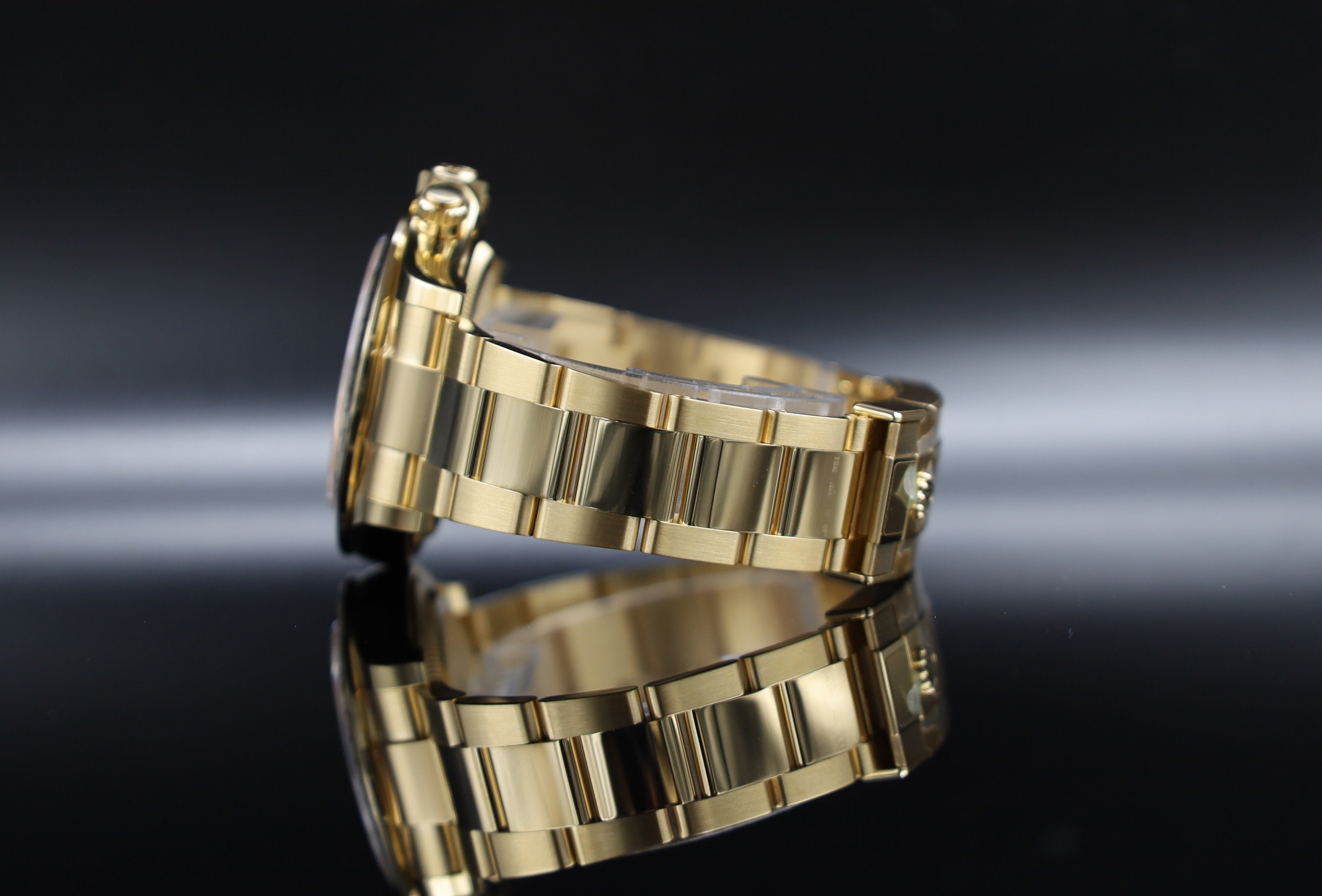 Rolex Daytona Schwarzes Blatt - Gelbgold - Neu und Teilverklebt - 126508 - 2023 - Fullset