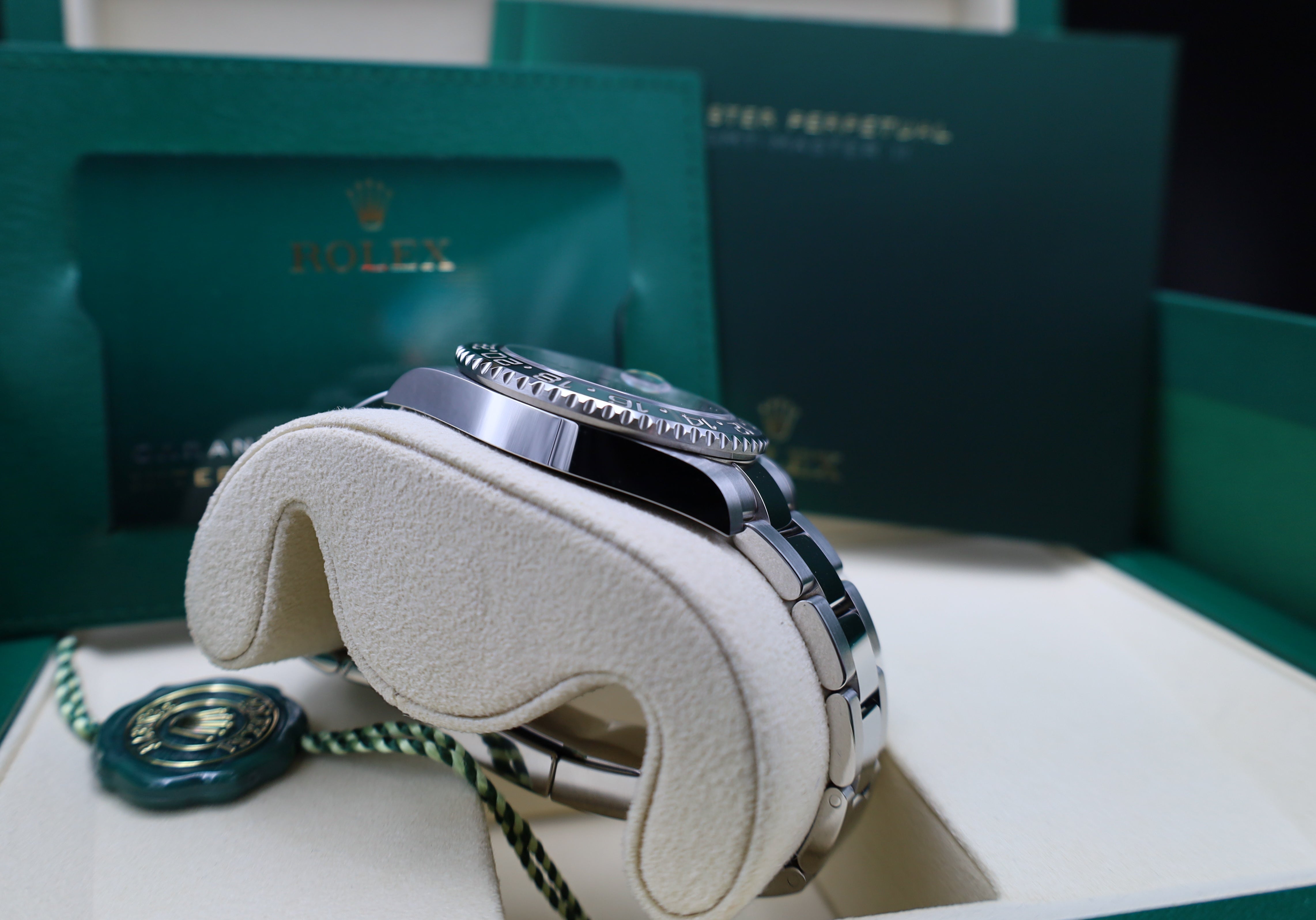 Rolex GMT Master II Bruce Wayne 2026 - Full Set - 126710GRNR