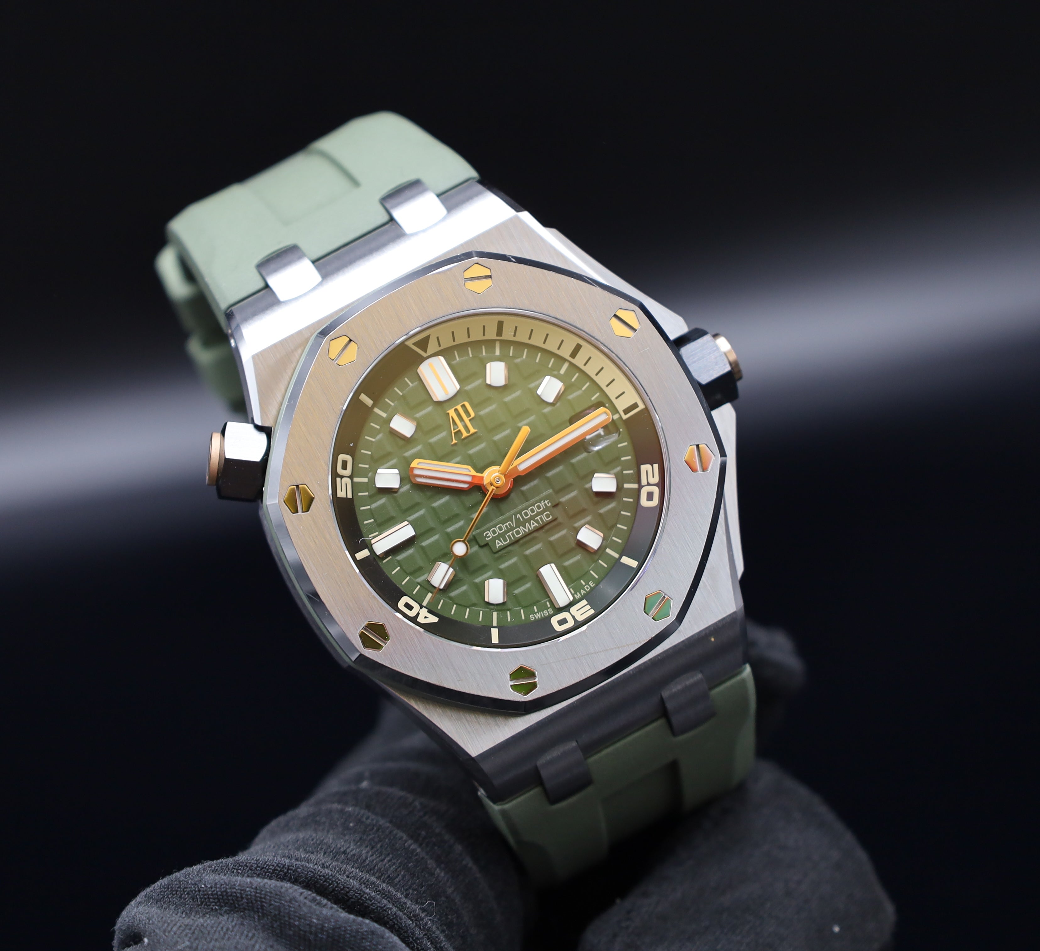 Audemars Piguet Royal Oak Offshore Diver Grün - 2025 - deutsche Papiere - Full Set