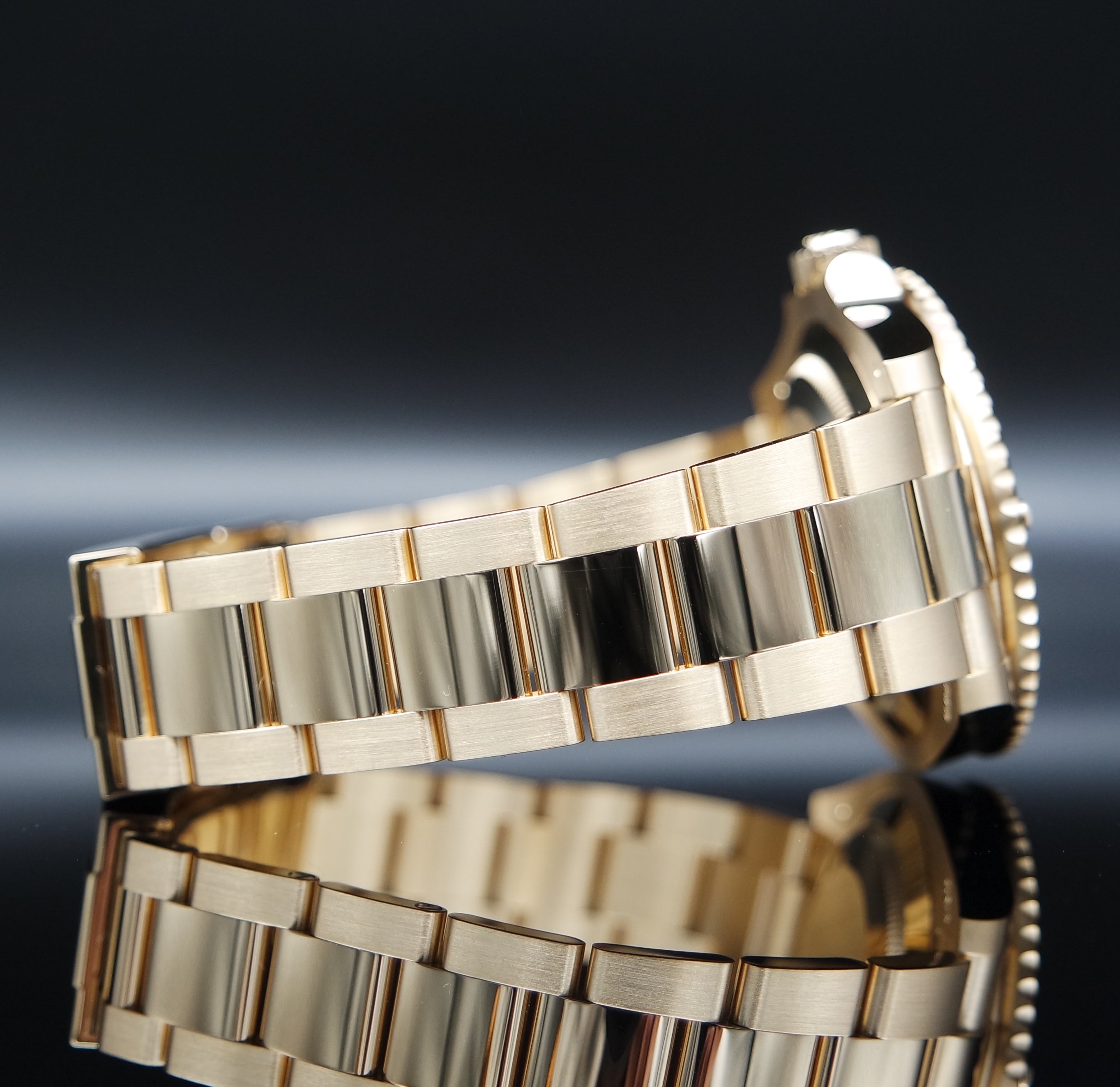 Rolex Submariner Date Gelbgold Schwarzes Blatt - 126618LN - 2021 - Full Set