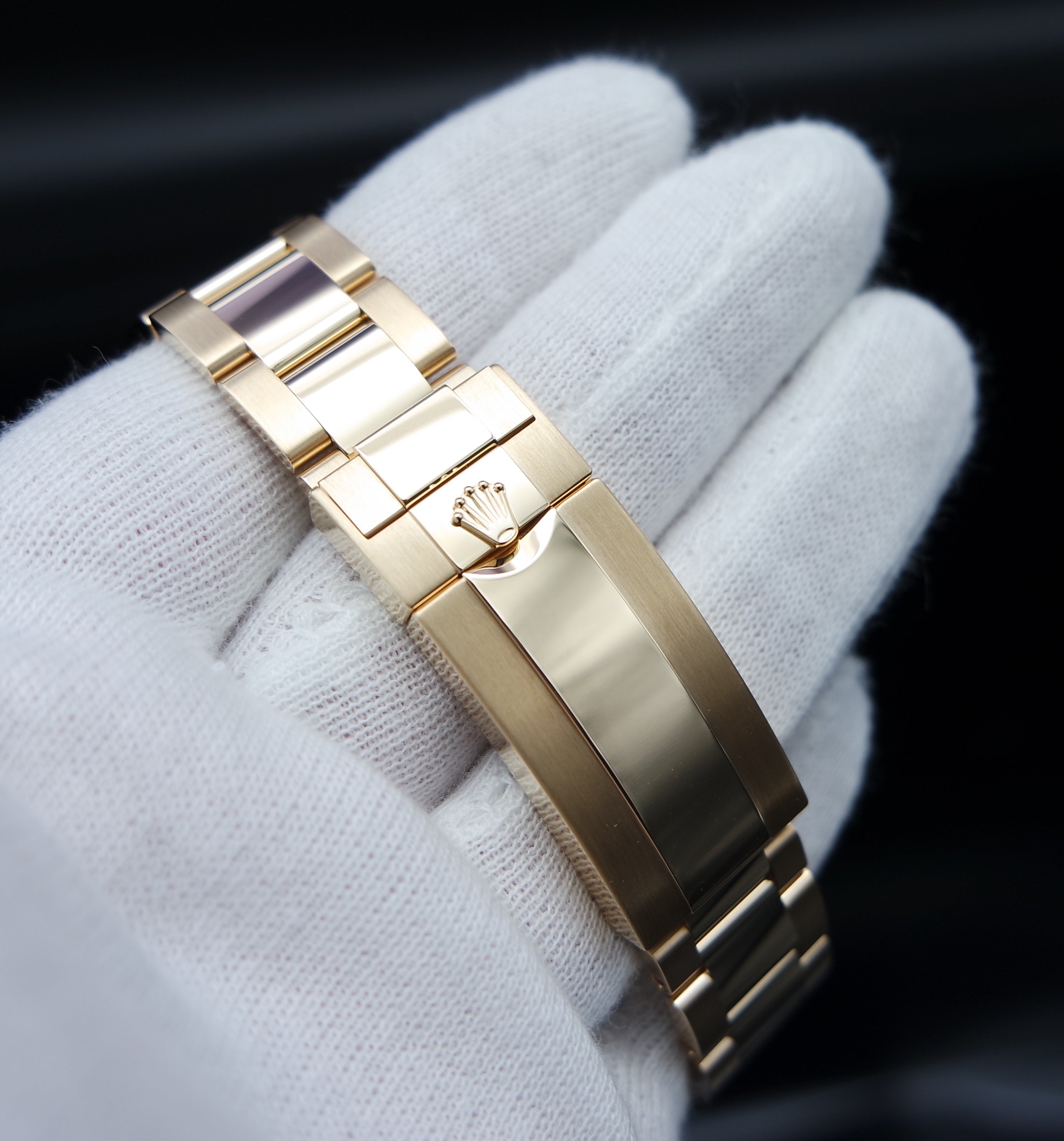 Rolex Submariner Date Gelbgold Schwarzes Blatt - 126618LN - 2021 - Full Set