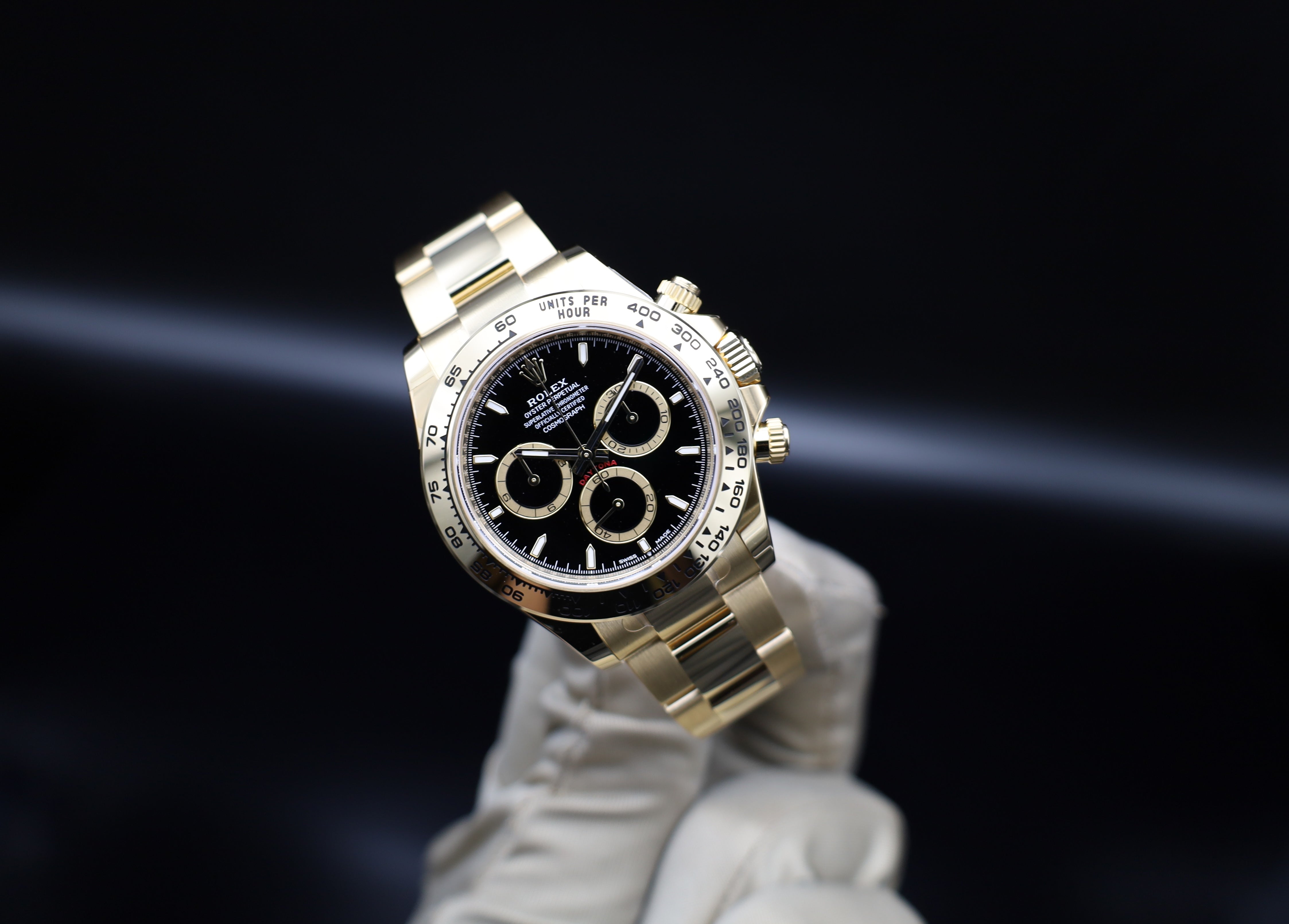Rolex Daytona Schwarzes Blatt - Gelbgold - Neu und Teilverklebt - 126508 - 2023 - Fullset