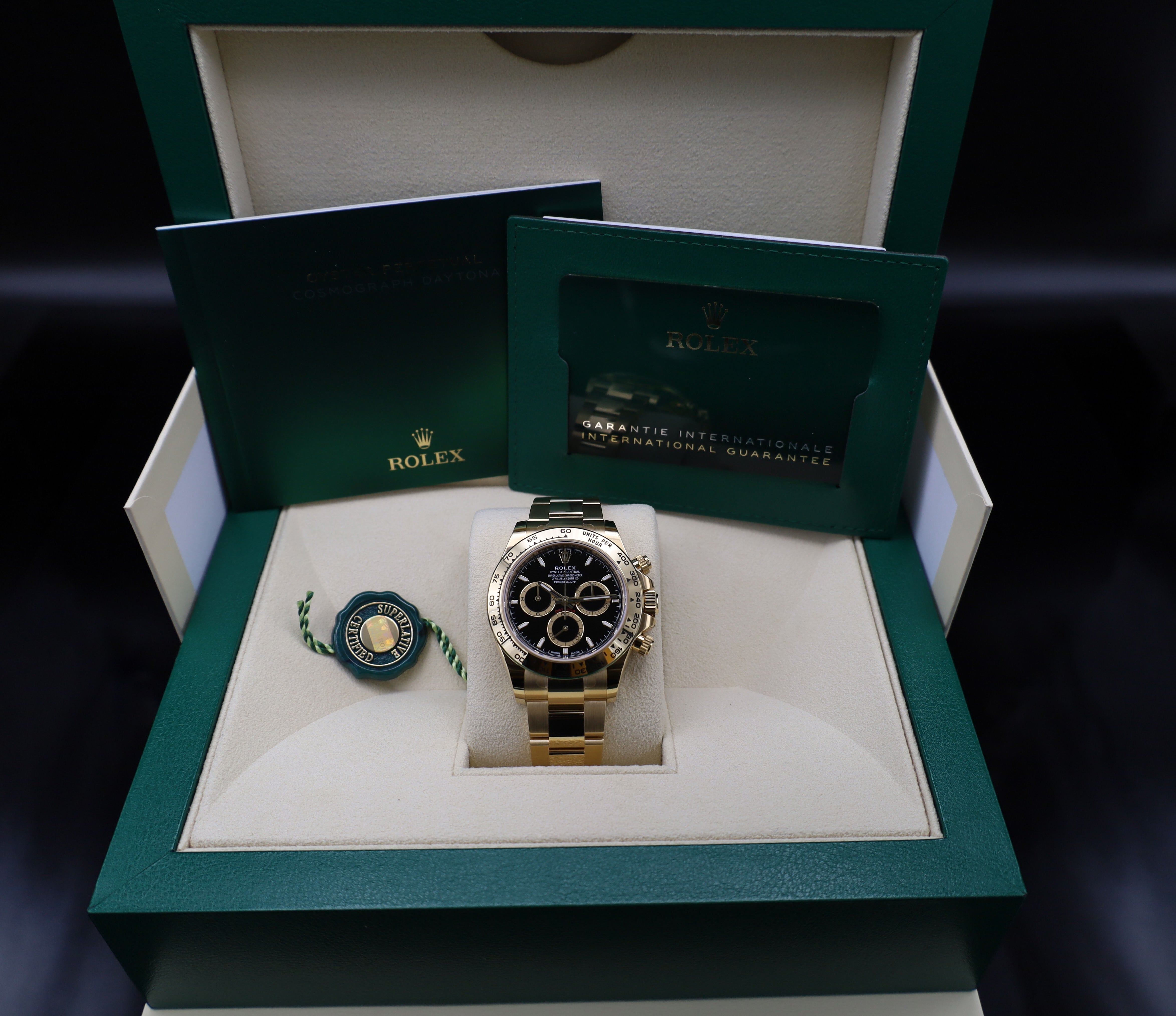 Rolex Daytona Schwarzes Blatt - Gelbgold - Neu und Teilverklebt - 126508 - 2023 - Fullset