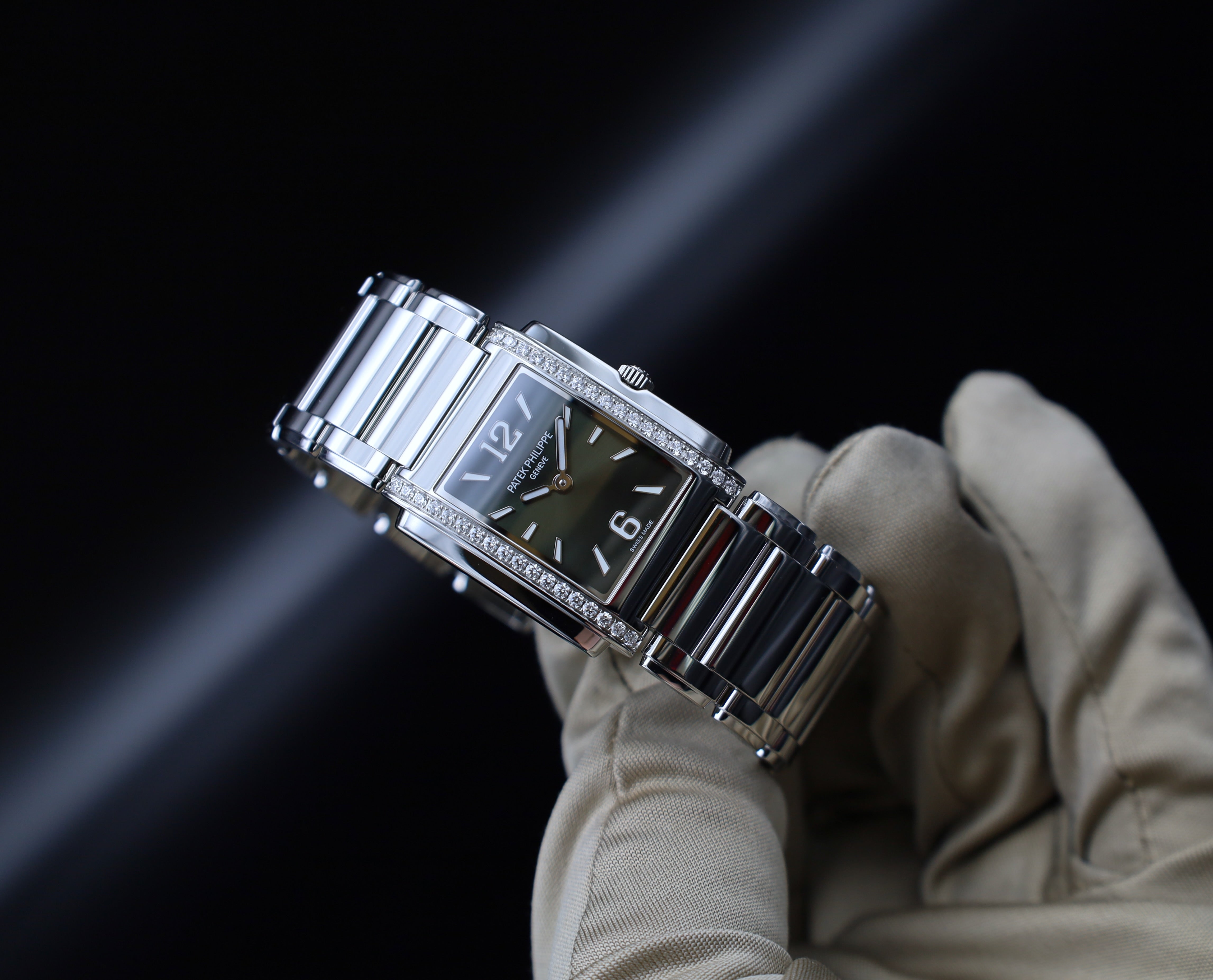 Patek Philippe Twenty 4 Grün - 2025 - deutsche Papiere - 4910A