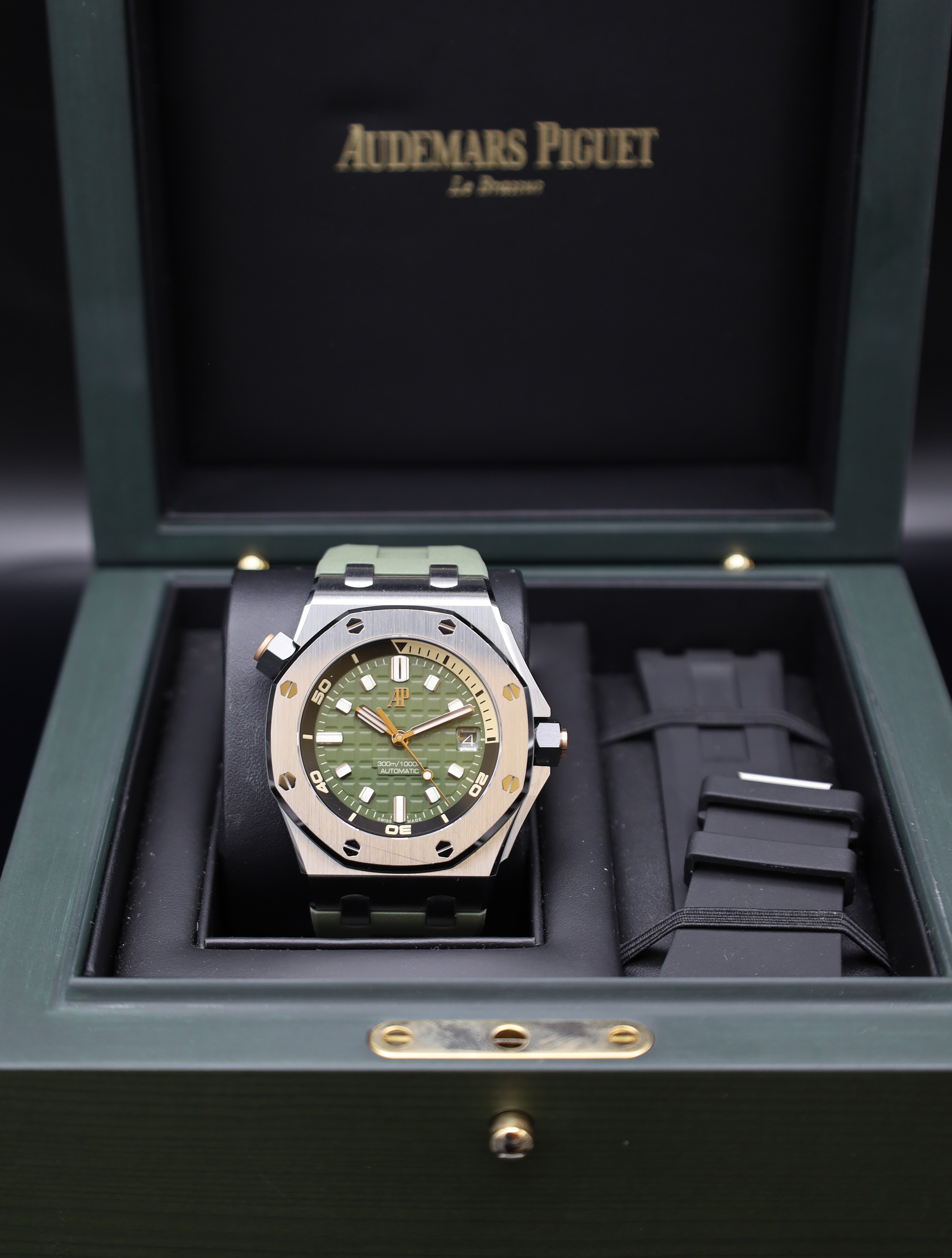 Audemars Piguet Royal Oak Offshore Diver Grün - 2025 - deutsche Papiere - Full Set